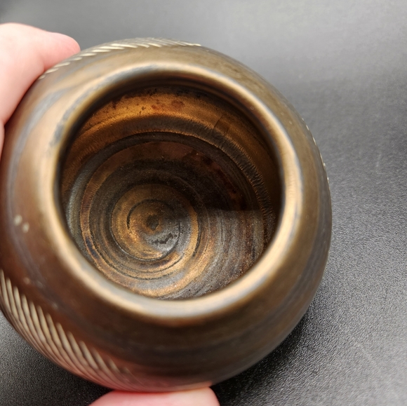 Hand-thrown miniature signed pot - Picture 4 of 5